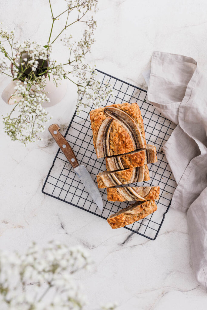 Bananenbrot ohne Zucker mit Haferflocken.