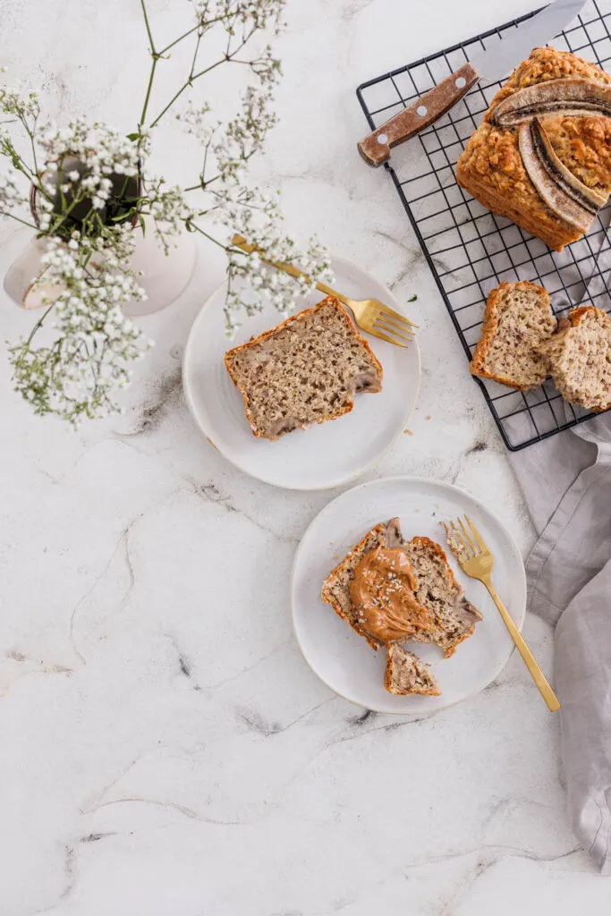 Bananenbrot ohne Ei mit Haferflocken.