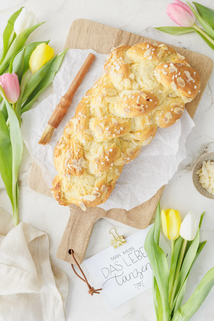 Veganer Butter-Brioche auf Holzschneidebrett