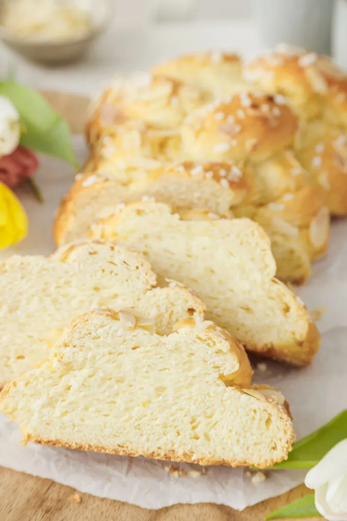 Flaumiger veganer Brioche mit abgeschnittenen Stücken