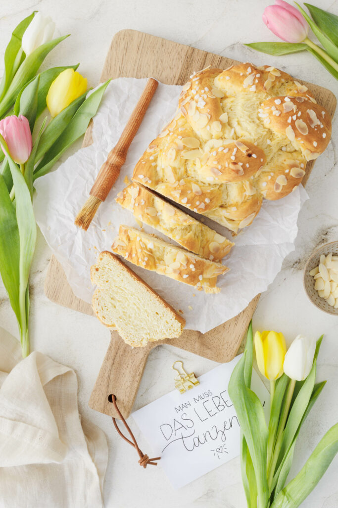 Angeschnittener Butter-Brioche auf Holzschneidebrett