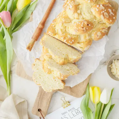 Flaumiger Butter-Brioche mit abgeschnittenen Stücken