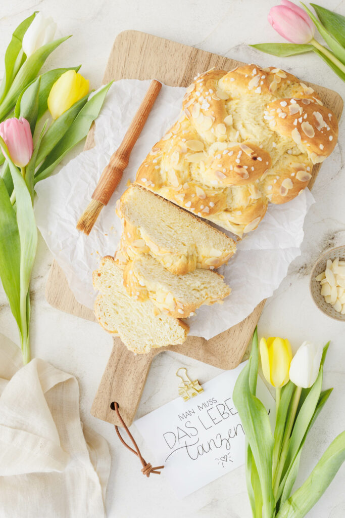 Flaumiger Butter-Brioche mit abgeschnittenen Stücken