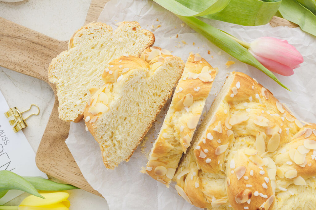 Nahaufnahme von veganem Butter-Brioche auf Backpapier