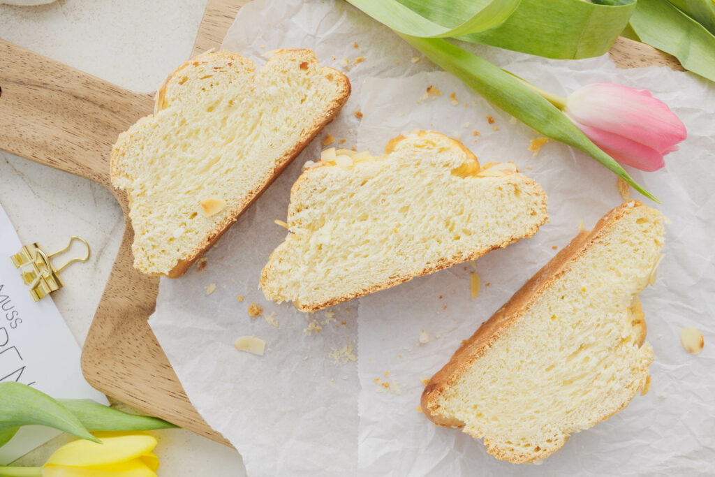 3 Stücke flaumiger Brioche auf Backpapier