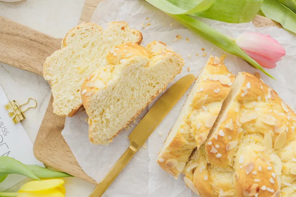 Butter-Brioche mit goldenem Messer und abgeschnittenen Stücken