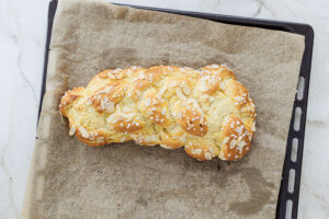 Ofenfrischer Butter-Brioche auf dem Backblech