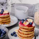 Stapel Bananen-Haferflocken-Pancakes mit Toppings