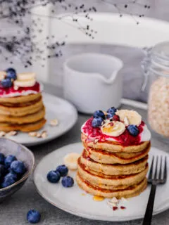 Stapel Bananen-Haferflocken-Pancakes mit Toppings