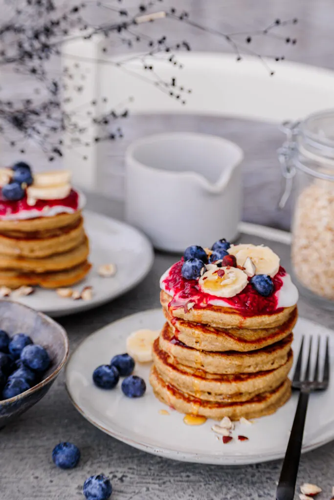 Stapel Bananen-Haferflocken-Pancakes mit Toppings