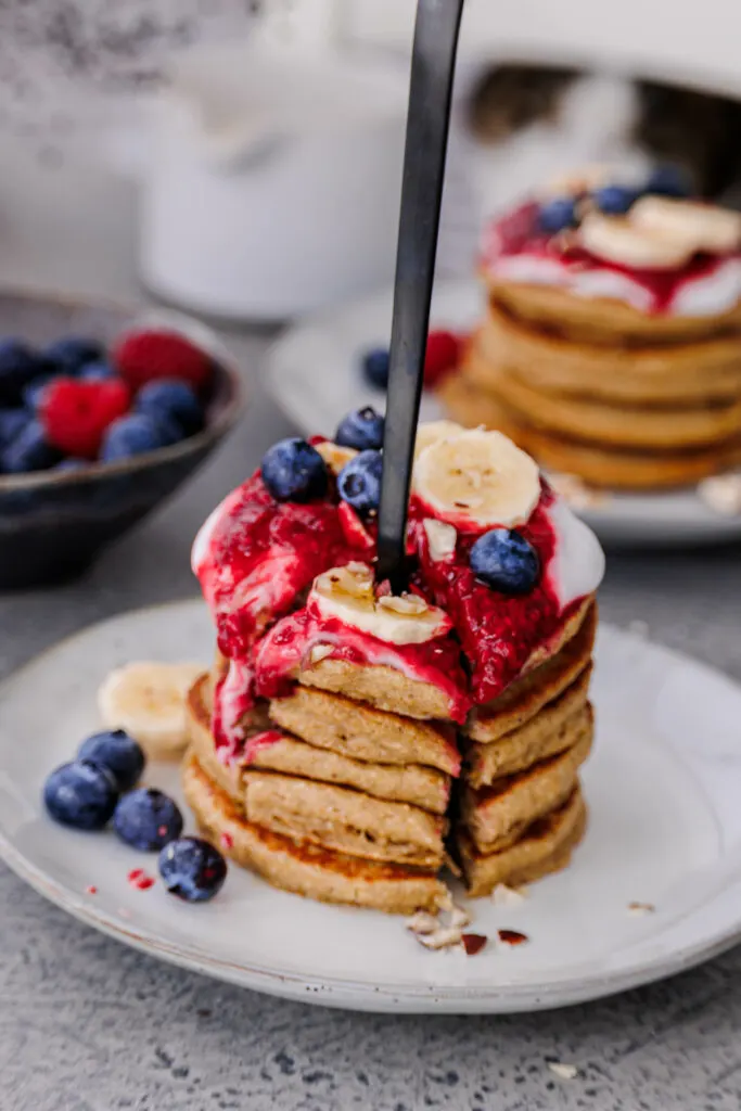 Angeschnittener Pancake-Stapel mit Gabel darin