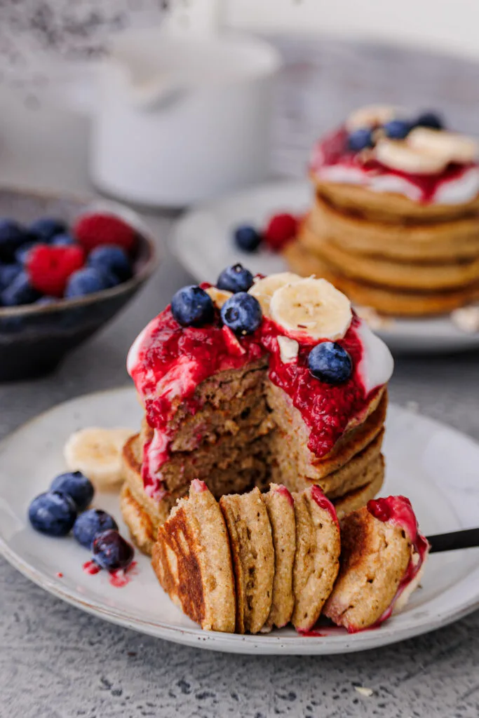 Geschnittene Bananen-Haferflocken-Pancakes