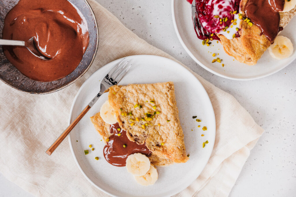 Haferflocken-Pfannkuchen mit veganer Schoko-Mandelcreme und Bananenscheiben