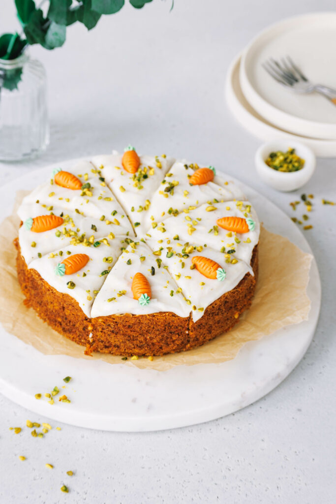 Saftiger Karottenkuchen mit Nüssen (vegan)