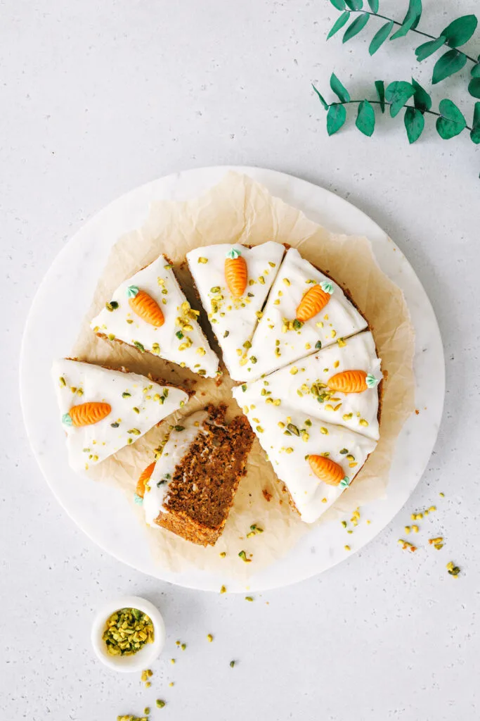 Karottenkuchen mit gemahlenen Haselnüssen auf einer Marmorplatte