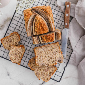 Bananenbrot ohne Zucker mit Haferflocken.