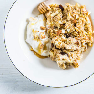 Baked Apfel-Zimt-Oatmeal mit Sahnejoghurtcreme und Honig