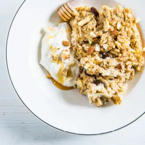 Baked Apfel-Zimt-Oatmeal mit Sahnejoghurtcreme und Honig