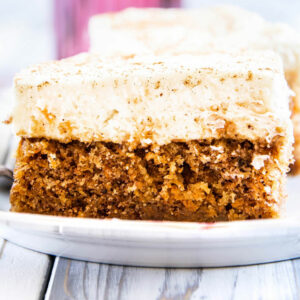 Saftiger Karottenkuchen vom Blech mit weißer Schokoladencreme