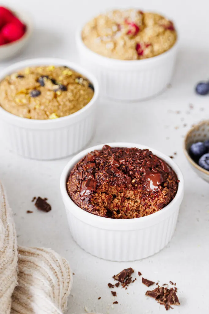 Schoko Baked Oatmeal in einem kleinen ofenfesten Förmchen