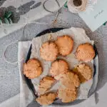 Dinkelkekse ohne Zucker auf Untergrund mit Sonnenlicht.