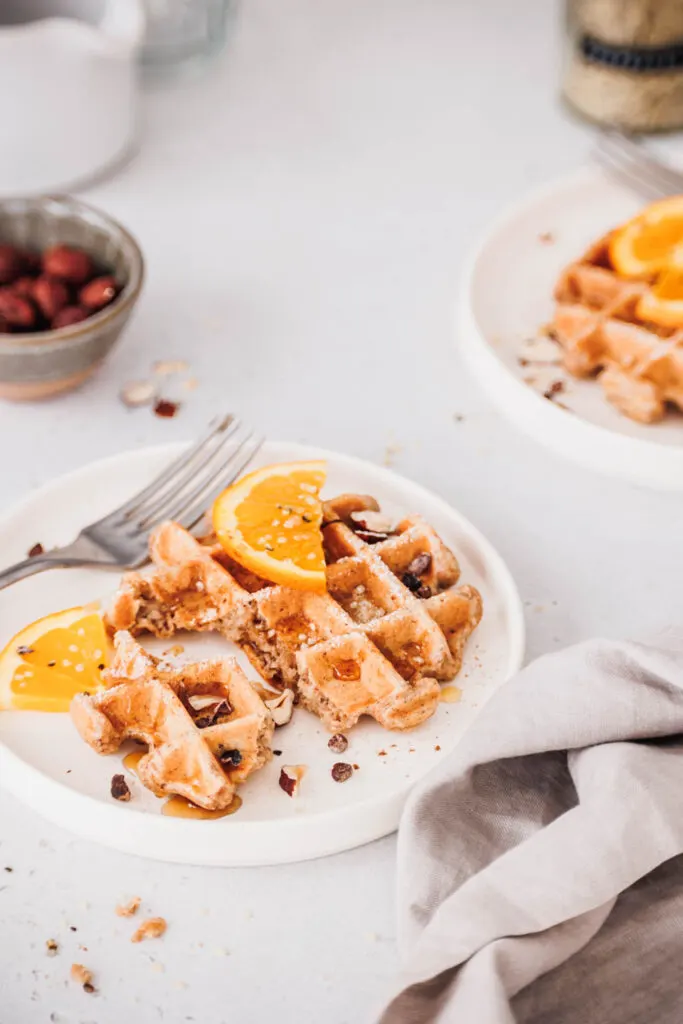 Fluffige vegane Waffeln ohne Zucker.