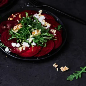 Rohe Rote Bete mit Rucola, Feta und Nüssen.