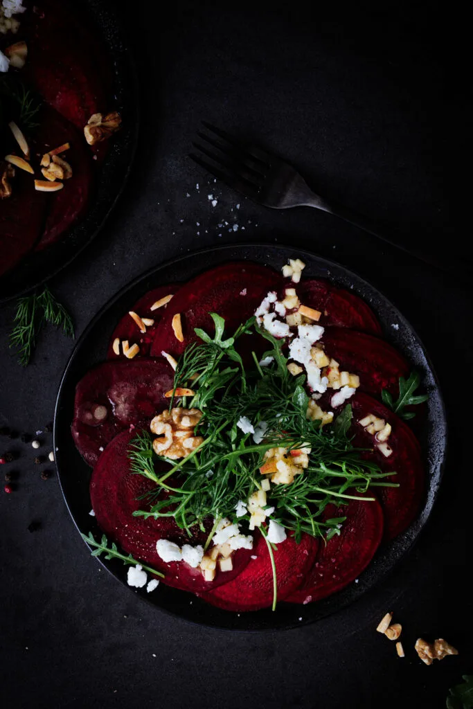 Rote Bete Carpaccio mit Feta und Walnüssen.