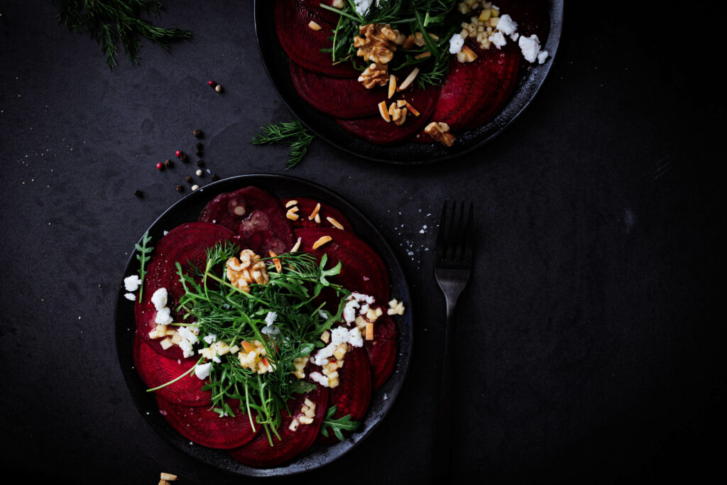 Rote Rüben Carpaccio vegan mit einfachem Dressing.