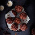 Zuckerfreie vegane Schokomuffins mit Dinkelvollkornmehl.
