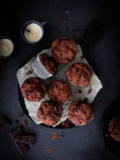 Zuckerfreie vegane Schokomuffins mit Dinkelvollkornmehl.