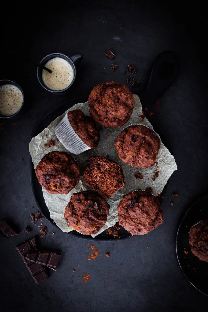 Zuckerfreie vegane Schokomuffins mit Dinkelvollkornmehl.