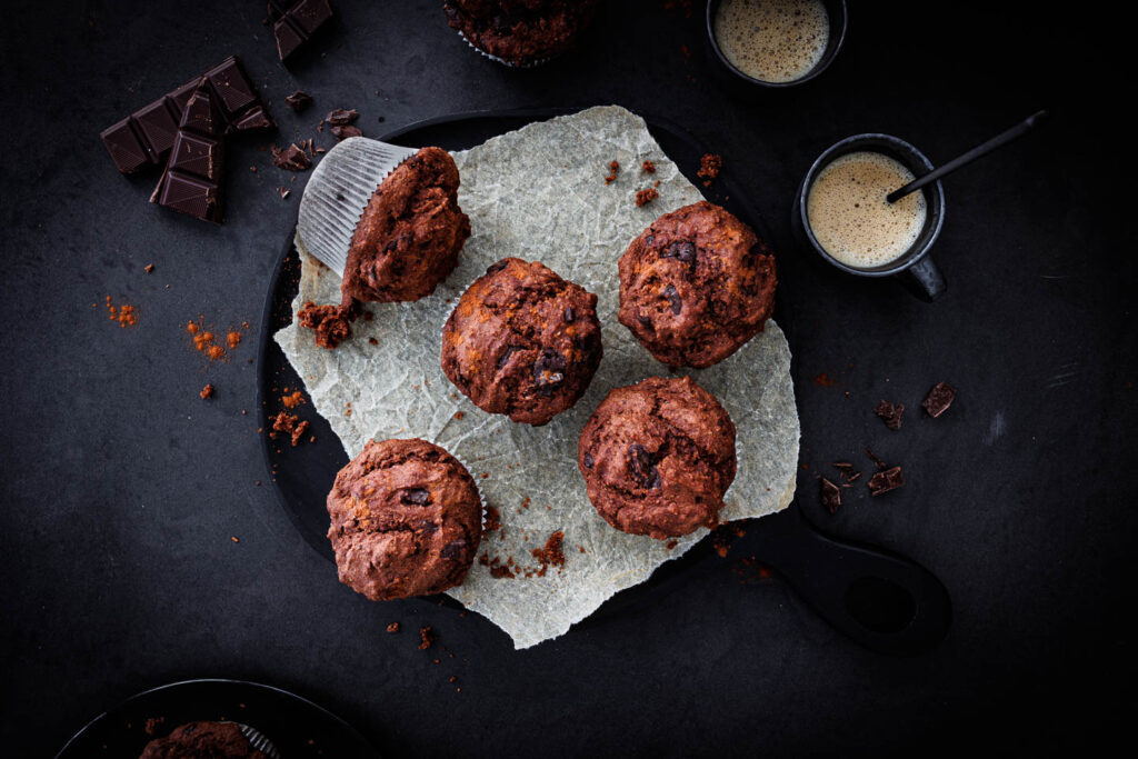 Vegane Muffins mit Schokolade und Kakao.