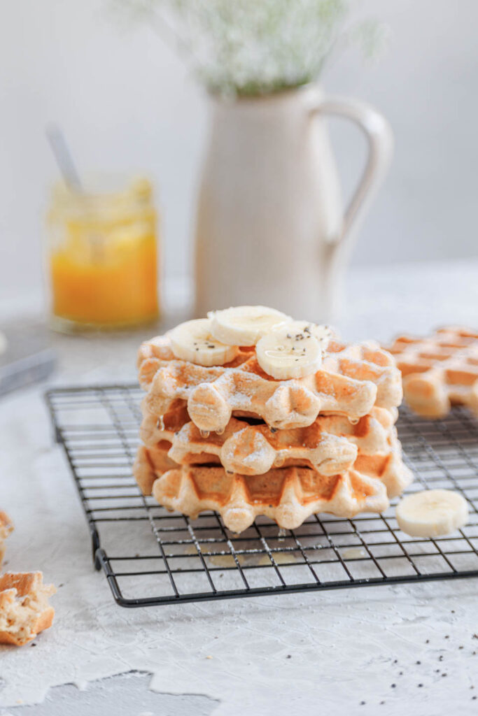 Stapel schnelle Bananenwaffeln ohne Zucker mit Bananenscheiben und Chiasamen.