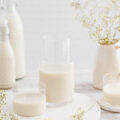 Karaffe und Glas mit Hafermilch.