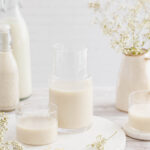 Karaffe und Glas mit Hafermilch.