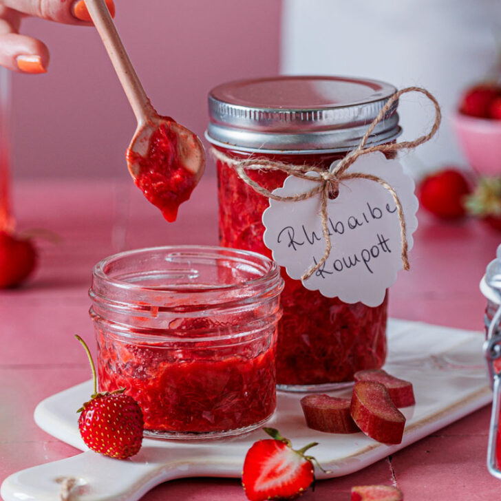 Schnelles Rhabarberkompott ohne Zucker (mit Erdbeeren) Schnelles Rhabarberkompott ohne Zucker (mit Erdbeeren)