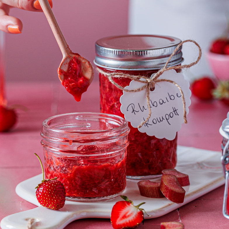 Schnelles Rhabarberkompott ohne Zucker (mit Erdbeeren)