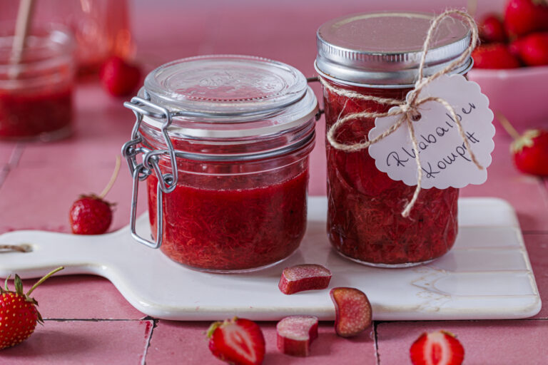 Schnelles Rhabarberkompott ohne Zucker (mit Erdbeeren)
