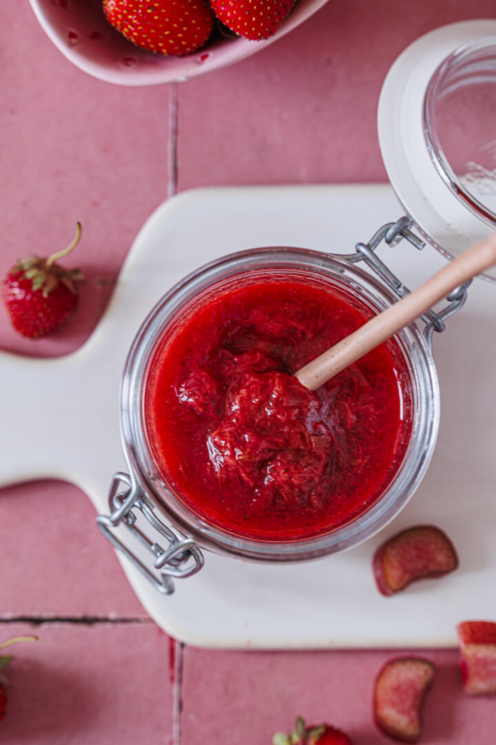 Schnelles Rhabarberkompott ohne Zucker (mit Erdbeeren)