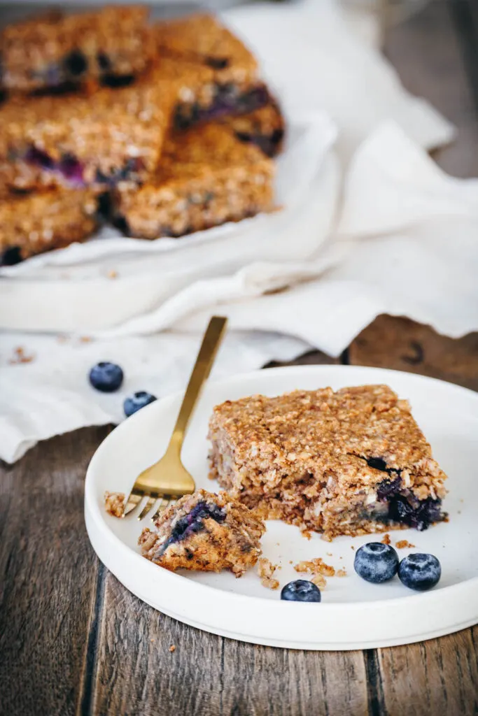 Ein Stück veganer Haferflocken-Kuchen ohne Zucker auf einem Teller.