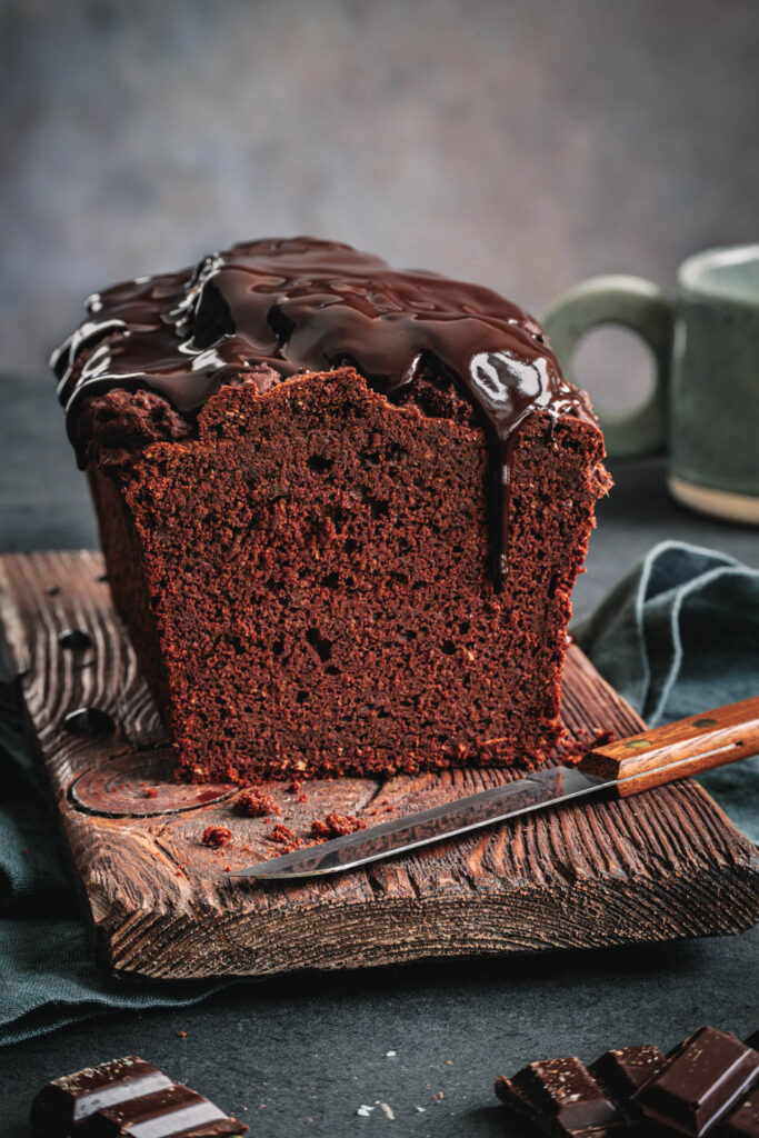 Anschnitt von Schokokuchen aus der Kastenform (vegan und zuckerfrei).