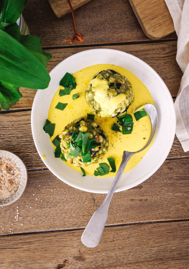 Bärlauchknödel mit Käsesauce und Feta // Rezept