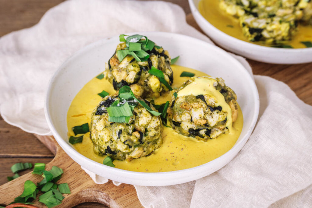 Vegane Bärlauchknödel mit Käsesauce.