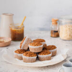 Gesunde Frühstücksmuffins mit Bananen und Haferflocken.