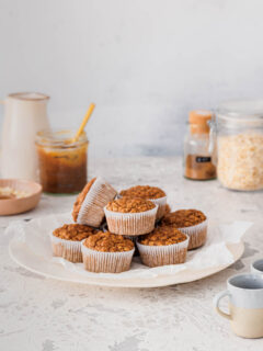 Gesunde Frühstücksmuffins mit Bananen und Haferflocken.