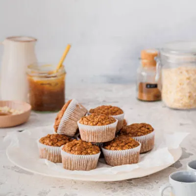 Gesunde Frühstücksmuffins mit Bananen und Haferflocken.