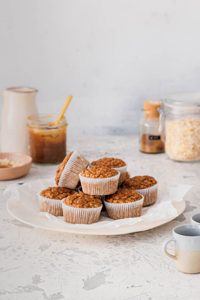 Gesunde Frühstücksmuffins mit Bananen und Haferflocken.