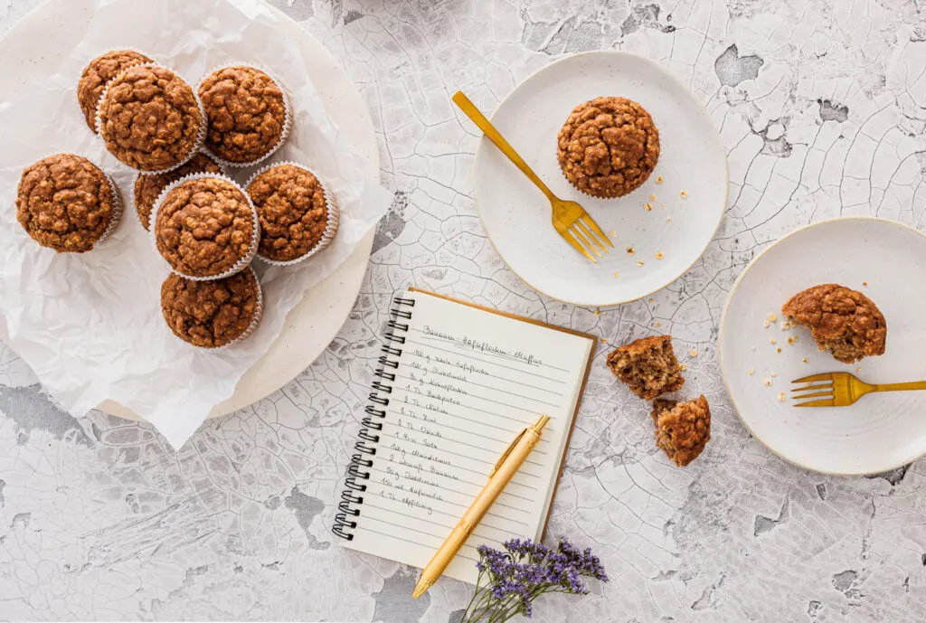 Vegane Haferflockenmuffins ohne Zucker, mit Bananen gesüßt.