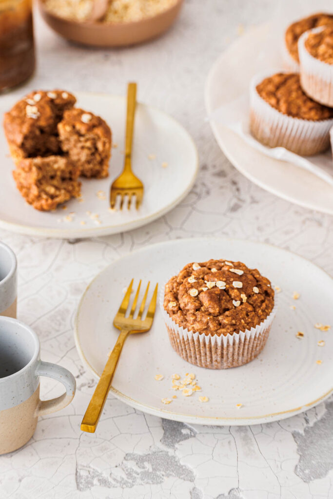 Vegane Bananenmuffins ohne Zucker mit Haferflocken.